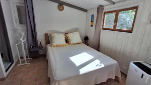 Maisons de vacances Petite maison avec jardin : photos des chambres