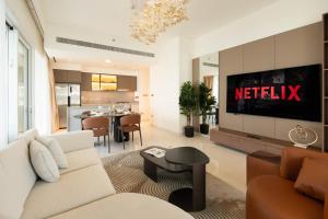 KeyRock - Grand Bleu Escape with Iconic Palm Views