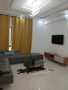 4 Bedrooms Solar Powered House