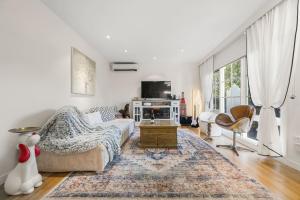 Epic Group Summer Getaway - 900m Walk to Beach!