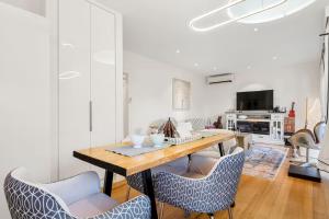 Epic Group Summer Getaway - 900m Walk to Beach!