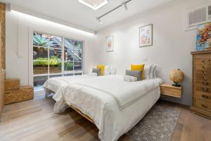 Epic Group Summer Getaway - 900m Walk to Beach!