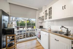 Epic Group Summer Getaway - 900m Walk to Beach!