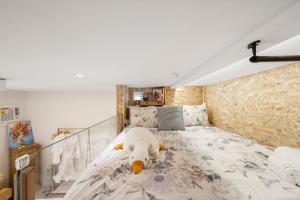 Epic Group Summer Getaway - 900m Walk to Beach!