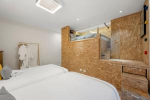 Epic Group Summer Getaway - 900m Walk to Beach!