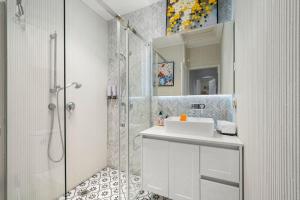 Epic Group Escape - 900m Walk to Beach!