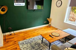 2 Large Bedroom House By Homebird Property Management Short Lets & Serviced Accommodation Leeds With Private Parking & Garden