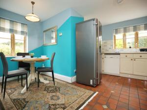 Charming 5-Bed Home, Sleeps 9, On-Site Parking, Flexible Stays, Contractors