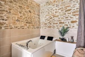 Appartements Jacuzzi de charme pour 2 : photos des chambres