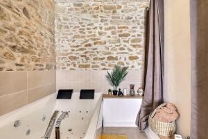 Appartements Jacuzzi de charme pour 2 : photos des chambres