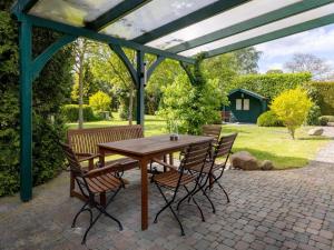 Ferienhaus-Ruegenbrise-mit-Seeblick-und-5-Baedern