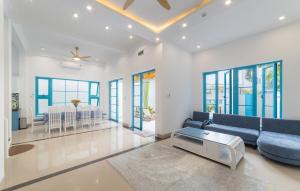 ETSY BLUE Pool Villa 4 Minute Walk to Beach Pickup Service included