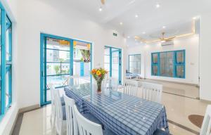 ETSY BLUE Pool Villa 4 Minute Walk to Beach Pickup Service included