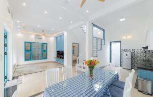 ETSY BLUE Pool Villa 4 Minute Walk to Beach Pickup Service included