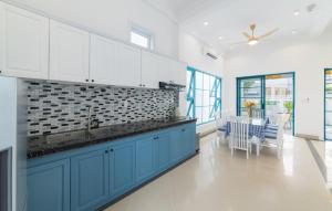 ETSY BLUE Pool Villa 4 Minute Walk to Beach Pickup Service included