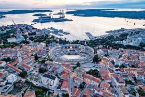 City Center Amphitheater Studio Apartments