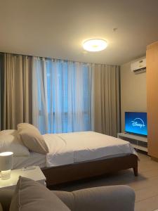One Uptown Residence BGC 1BR sofabed