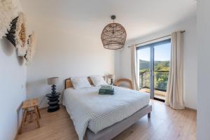 Villas NOUVEAUTE ! Magnifique villa de standing avec piscine, entre mer et montagnes, a 3 minutes des plus belles plages de la rive sud : photos des chambres