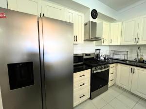 Chic Beach Apartment - 3 min to Beach