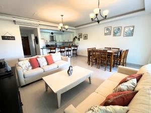 Chic Beach Apartment - 3 min to Beach