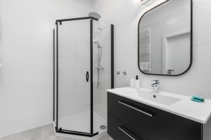 Aleja Solidarności 153 - B by Homeprime