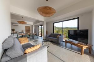 NOUVEAU ! Maison de standing avec piscine et climatisation entre mer et montagnes