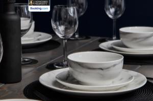 Modern 4Bedroom House By Homebird Property Management Short Lets & Serviced Accommodation Leeds With Private Parking & Garden