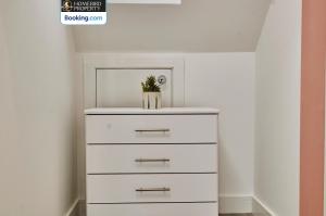 Modern 4Bedroom House By Homebird Property Management Short Lets & Serviced Accommodation Leeds With Private Parking & Garden