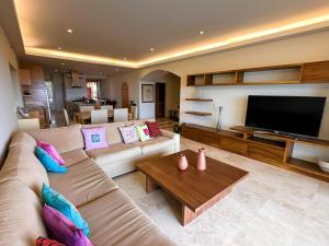 ANANA El Dorado 305 | Pool & Lake Views