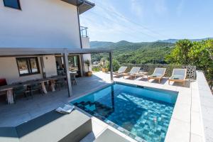 Villas NOUVEAU ! Maison de standing avec piscine et climatisation entre mer et montagnes : Villa