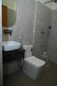 Hotel Maitreya Inn near CMC Hospital, VIT, Sripuram Temple,Naruvi Hospital