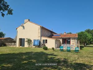 Maisons de vacances La Dorgisiere - Ferme du XVIIe renovee, grand jardin arbore a 15 min du Puy duFou : photos des chambres
