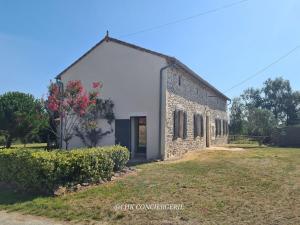 Maisons de vacances La Dorgisiere - Ferme du XVIIe renovee, grand jardin arbore a 15 min du Puy duFou : photos des chambres