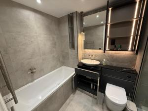 Cozy 2BR in London Core