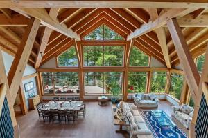 Spectacular six-bedroomed lake cottage