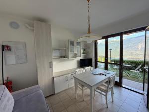 La Quiete 30 Lake view apartment by Gardadomusmea