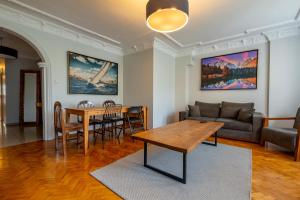 Spacious 3-Bedroom Central Apartment