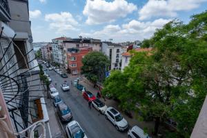 Spacious 3-Bedroom Central Apartment