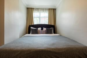 Spacious 3-Bedroom Central Apartment