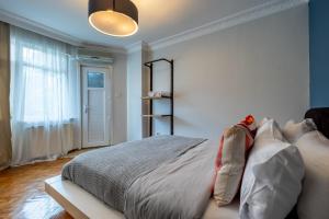 Spacious 3-Bedroom Central Apartment