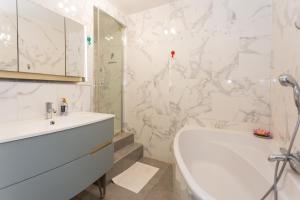 Maisons de vacances Le Luma - Maison 6 prs - Jardin - Ping-Pong : Maison 2 Chambres