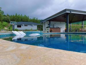 Casa Brisa house in the mountains 15 minutes from the beach