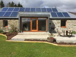 Sams Cottage with Loch Tay Vistas and Hot Tub