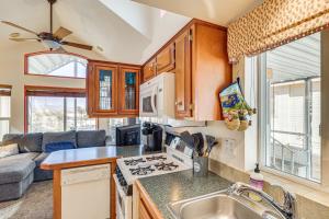 Walk to London Bridge Beach Lake Havasu Cabin!