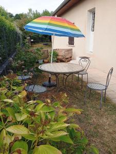 Calme, proche Bordeaux - jardin et chats