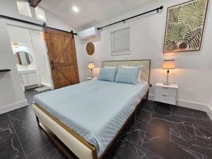 Comfy Tiny Home WP Large Private Deck Queen bed