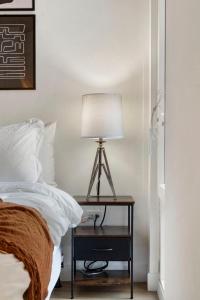 Chic 4-Bedroom with Skyline Views & Amenities