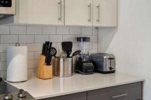 Chic 4-Bedroom with Skyline Views & Amenities