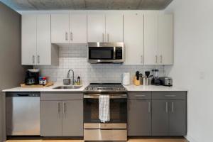 Chic 4-Bedroom with Skyline Views & Amenities