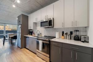 Chic 4-Bedroom with Skyline Views & Amenities